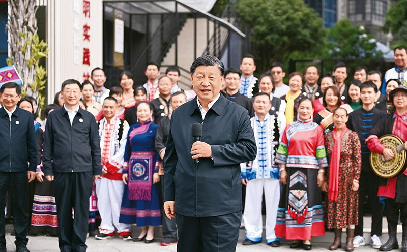 2023年12月14日至15日,中共中央总书记、国家主席、中央军委主席习近平在广西考察。这是14日上午,习近平在南宁市良庆区蟠龙社区考察时,同社区各族群众亲切交流。 新华社记者 燕雁/摄